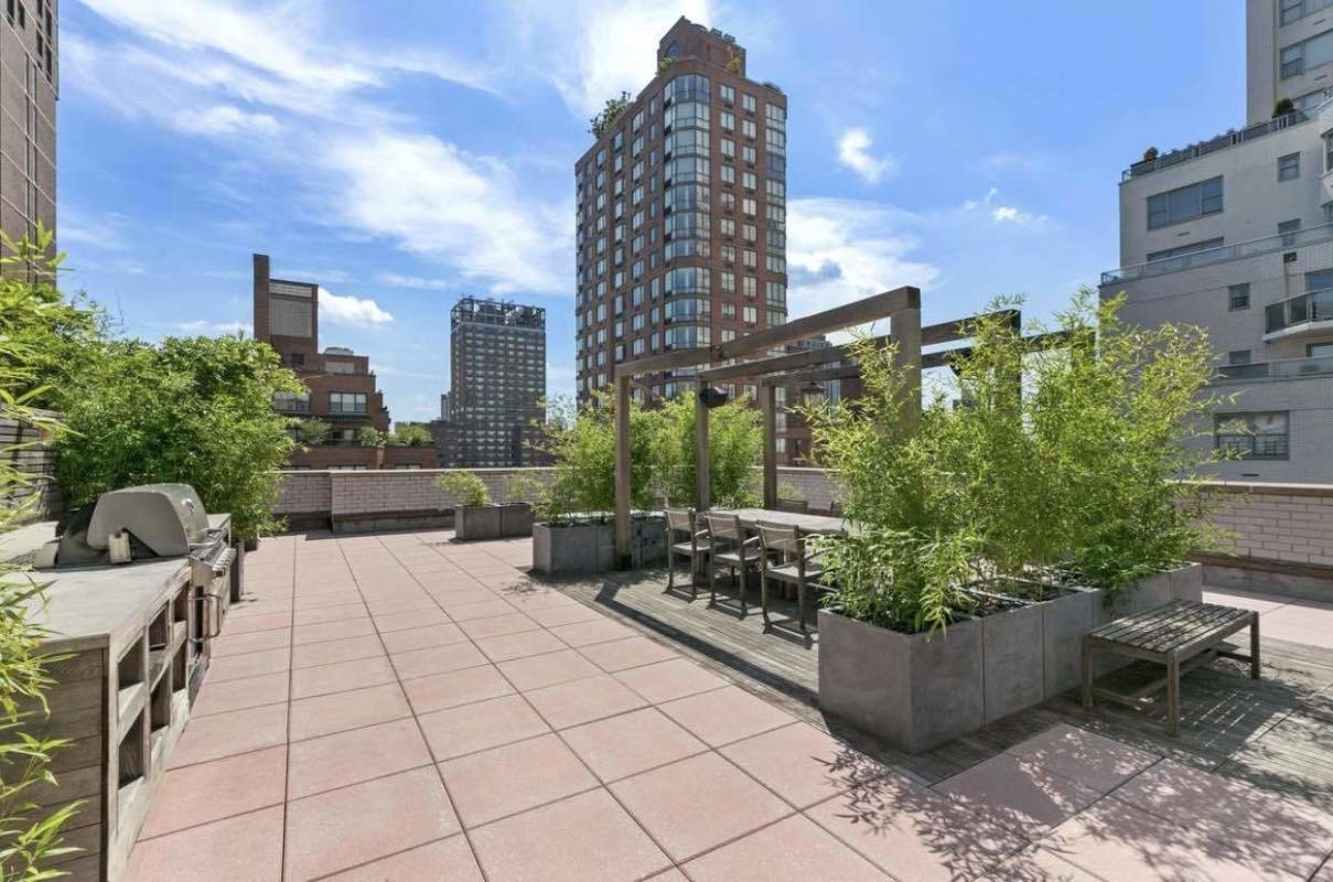 250 East 65th Street, Unit 5G Manhattan, NY 10065 - Photo 7 of 8