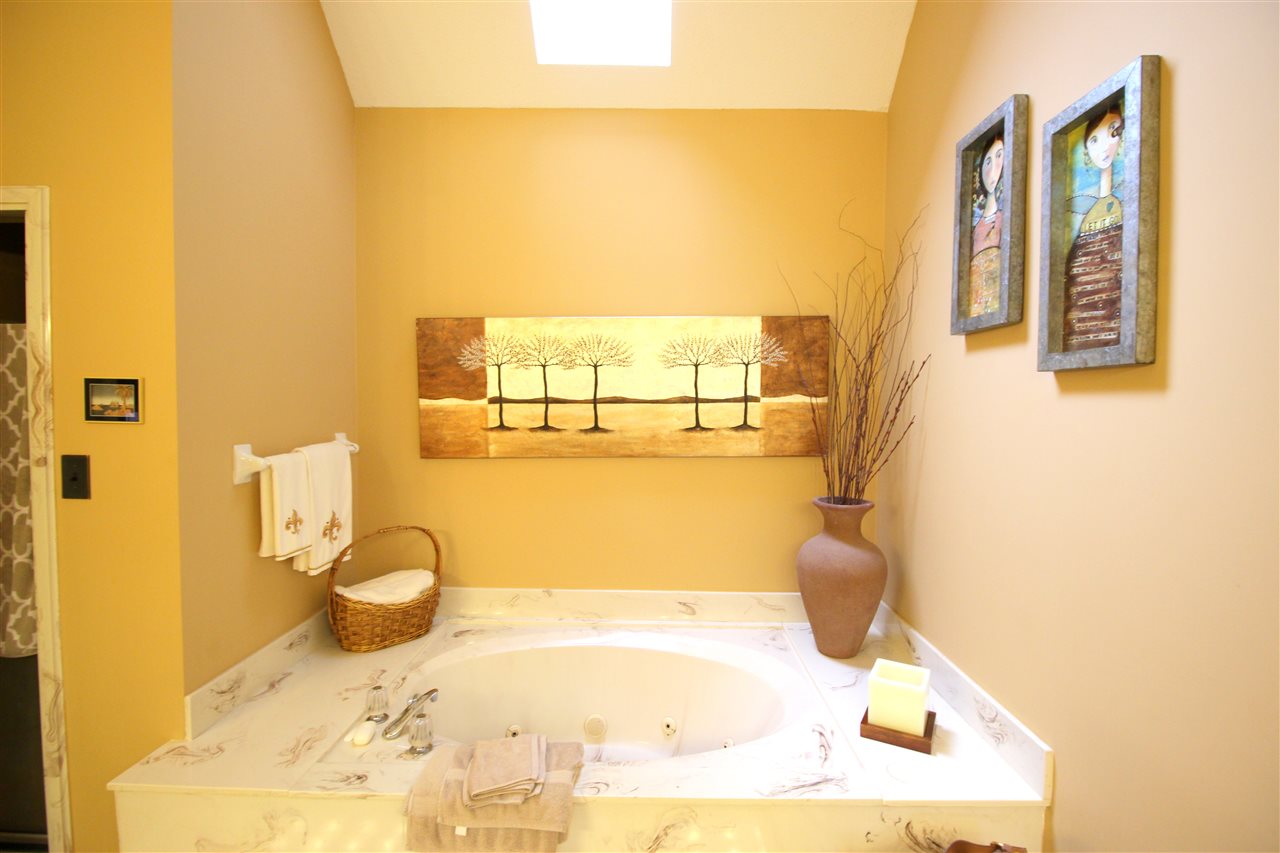 111 South Walnut Bend Road Memphis, TN 38018 - Photo 14 of 25 OUTSTANDING WHIRLPOOL TUB!