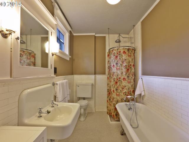 1738 Southeast 25th Avenue Portland, OR 97214 - Photo 13 of 16