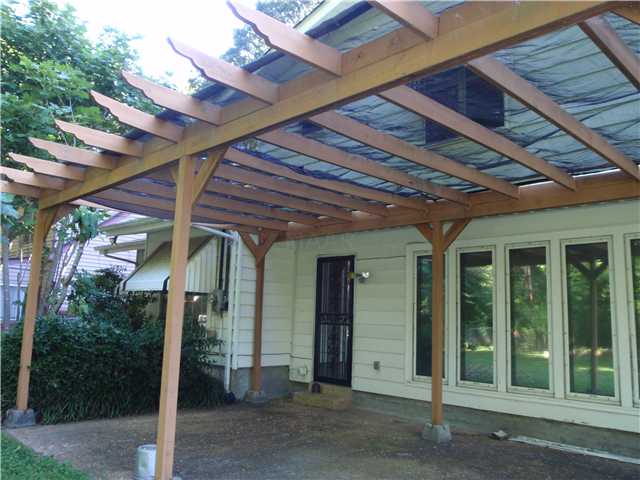 2923 Invergarry Road Memphis, TN 38128 - Photo 9 of 12 Pergola covered patio with sun diffusing cover.