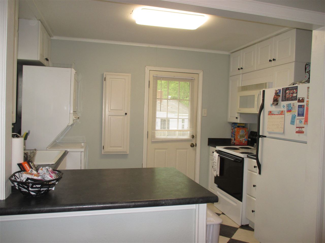 904 Tatum Road Memphis, TN 38122 - Photo 6 of 14 shows refrigerator, stove, microwave.