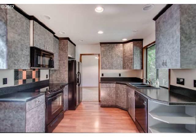 10005 Southwest Quail Post Road Portland, OR 97219 - Photo 2 of 16 Gallery Image 2