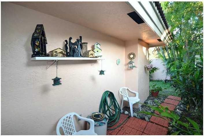 910 Southwest 87th Terrace Plantation, FL 33324 - Photo 11 of 27 Gallery Image 11