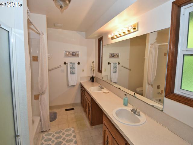 16045 Southwest Rosa Road Beaverton, OR 97007 - Photo 9 of 16 Gallery Image 9