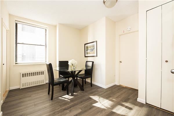 150 West 51st Street, Unit 908 Manhattan, NY 10019 - Photo 4 of 7