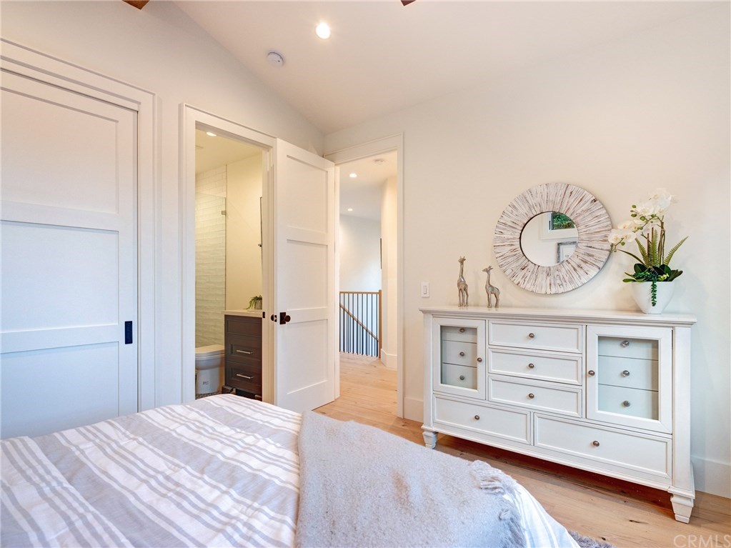 559 31st Street Manhattan Beach, CA 90266 - Photo 37 of 49 Upstairs bedroom suite #3, with bench, Trestlewood reclaimed wood accent beam and en-suite bathroom.