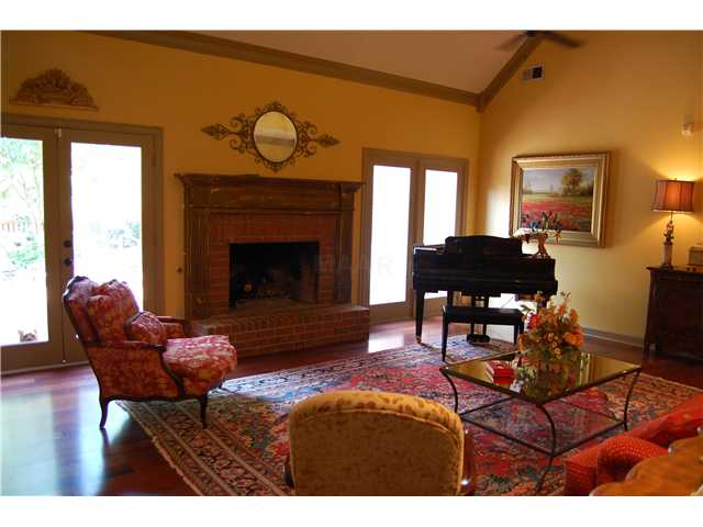 427 Brook Ridge Drive Memphis, TN 38018 - Photo 12 of 12 BEAUTIFUL TRADITIONAL FLOOR PLAN OFFERS BOTH A FORMAL LIVING ROOM AND A COZY DEN. LIVING ROOM IS SITUATED OFF THE ENTRY. SOARING CEILINGS AND GORGEOUS HARDWOOD FLOORS ADD TOUCHES OF ELEGANCE WHILE THE LARGE BRICK FIRE PLACE AND CUSTOM MANTLE ADD CHARM!
