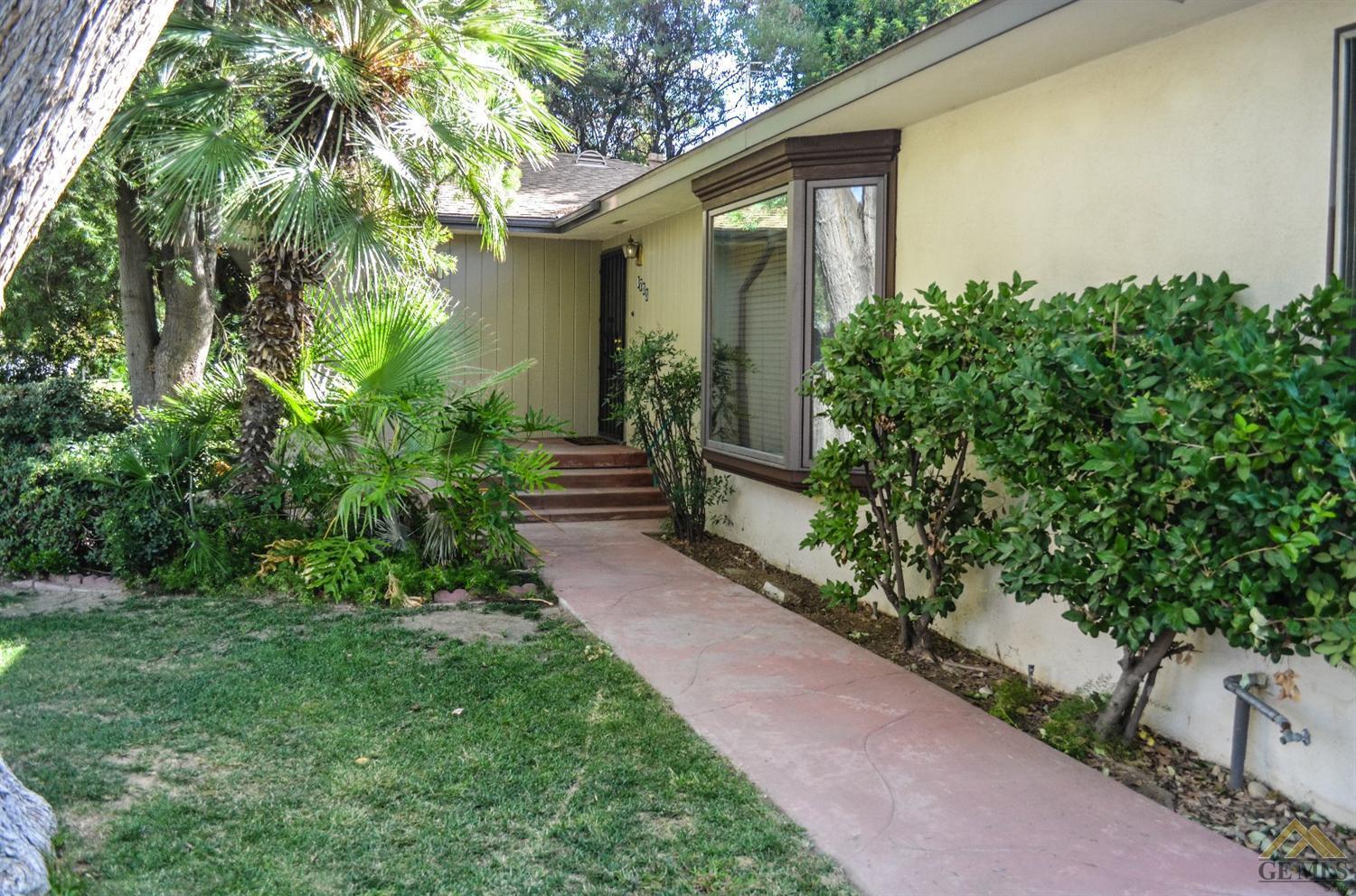 1733 Locust Ravine Bakersfield, CA 93306 - Photo 3 of 33 Gallery Image 3