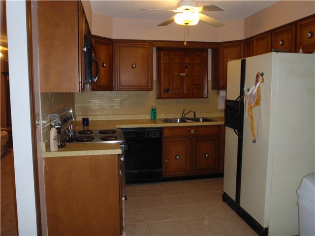 2923 Invergarry Road Memphis, TN 38128 - Photo 4 of 12 All appliances are staying including the refrigerator.