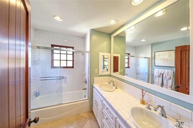 419 Signal Road Newport Beach, CA 92663 - Photo 12 of 23 Upstairs guest bathroom.