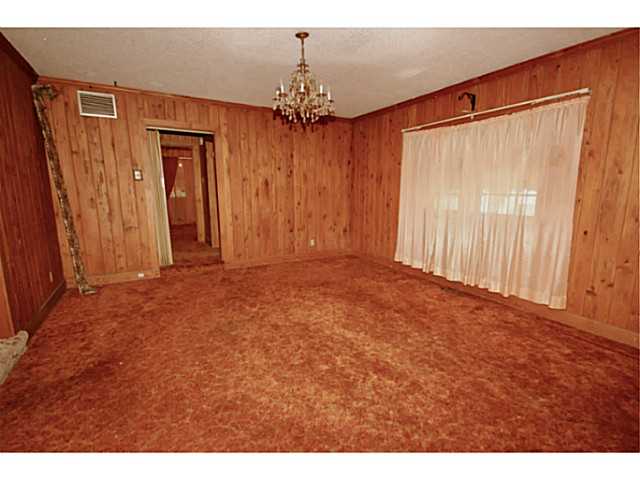 981 Vaughn Road Memphis, TN 38122 - Photo 6 of 23 Dining Rm or flex room for whatever suits your needs.