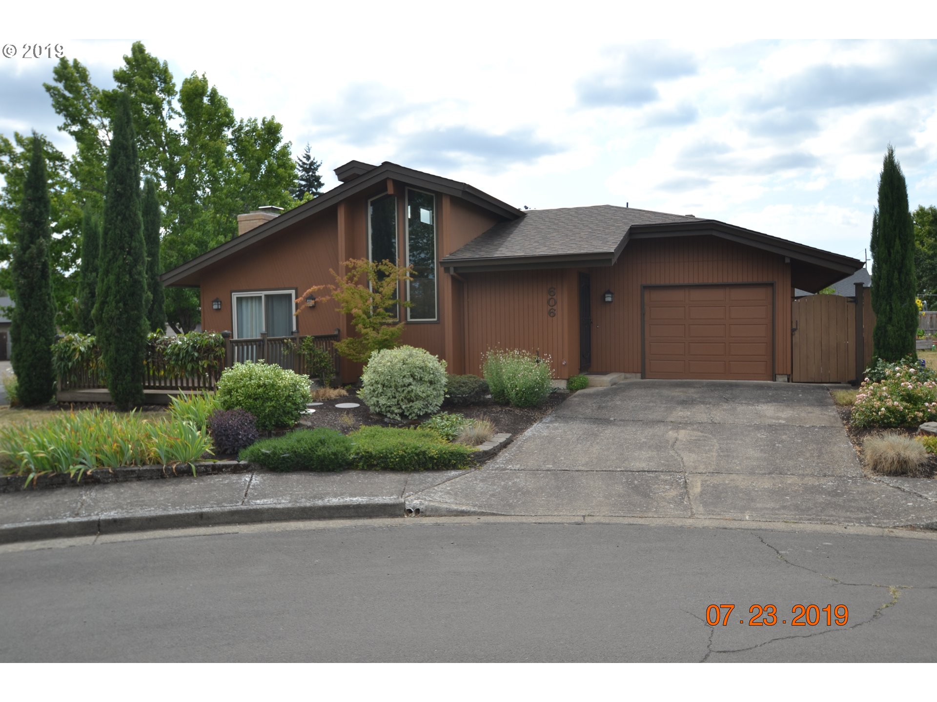 606 T Street Springfield, OR 97477 - Photo 1 of 14
