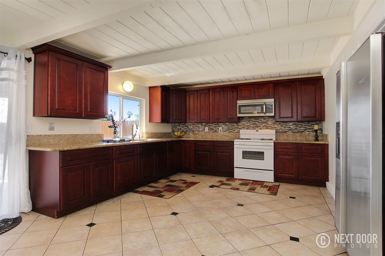 809 Raintree Place Vista, CA 92084 - Photo 6 of 25 Gallery Image 6