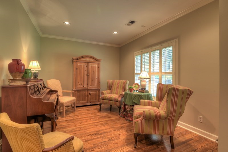 5089 Walnut Grove Road Memphis, TN 38117 - Photo 5 of 25 Second BR Suite w/Private Bath Down is currently being used as Living Room