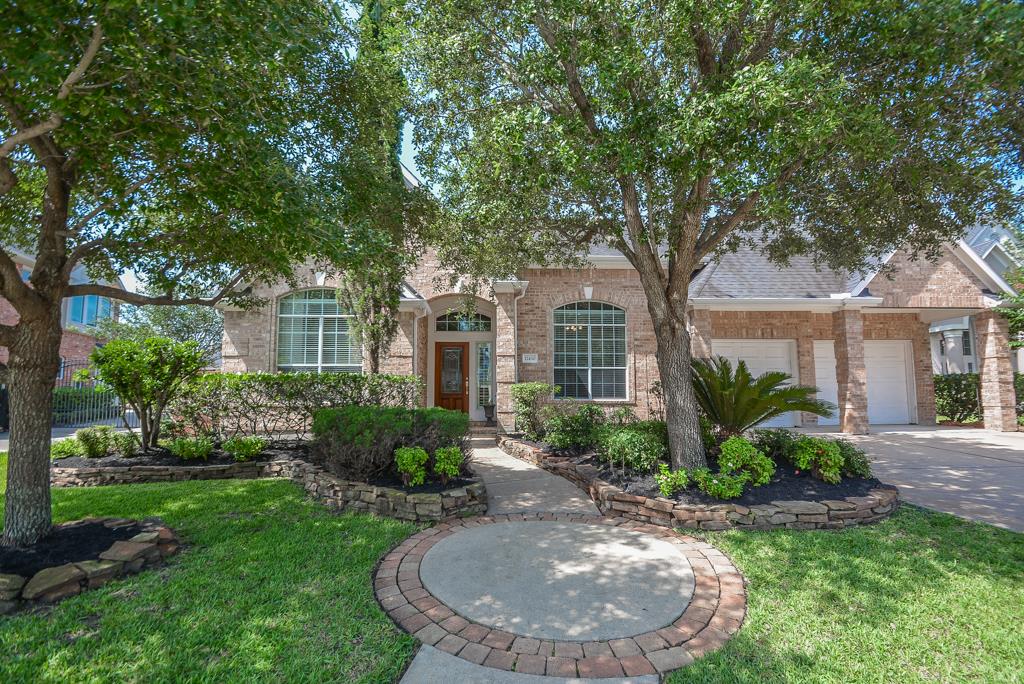 Stunning 1 story home in Lake on Eldridge. Manned gate & fabulous amenities for owners