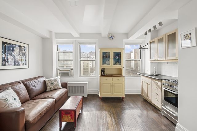 $770,000 | 365 West 20th Street, Unit 11E | Chelsea