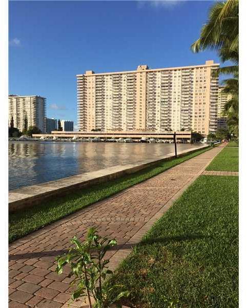 17150 North Bay Road, Unit 2716 Sunny Isles Beach, FL 33160 - Photo 3 of 26