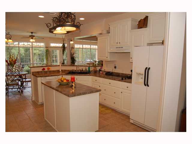 657 Farley Road Byhalia, MS 38611 - Photo 3 of 9 Well lit Breakfast bar and eat in Kitchen
