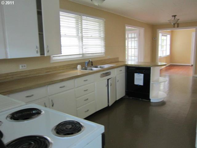 1709 Southwest Canby Street Portland, OR 97219 - Photo 5 of 16 Gallery Image 5