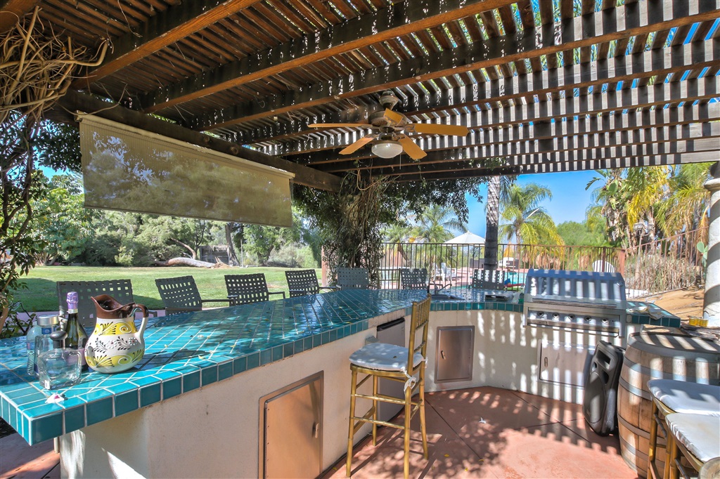 17250 Scottsdale Road Riverside, CA 92504 - Photo 20 of 25 With Wet Bar and Mini Fridge