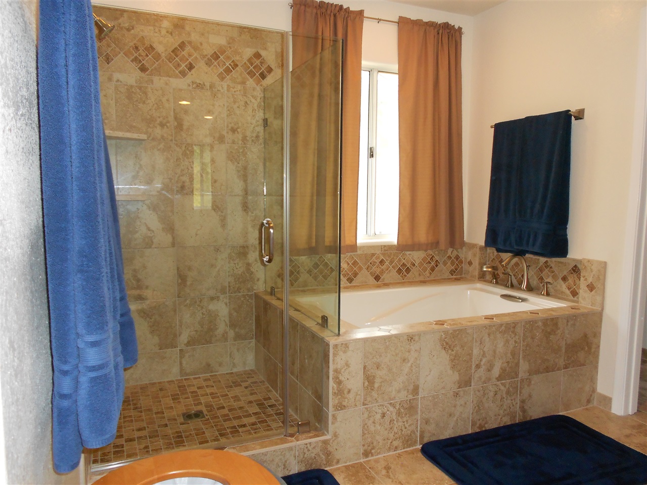 3042 Golf Crest Ridge Road Jamul, CA 91935 - Photo 11 of 23 Masterbath shower and tub