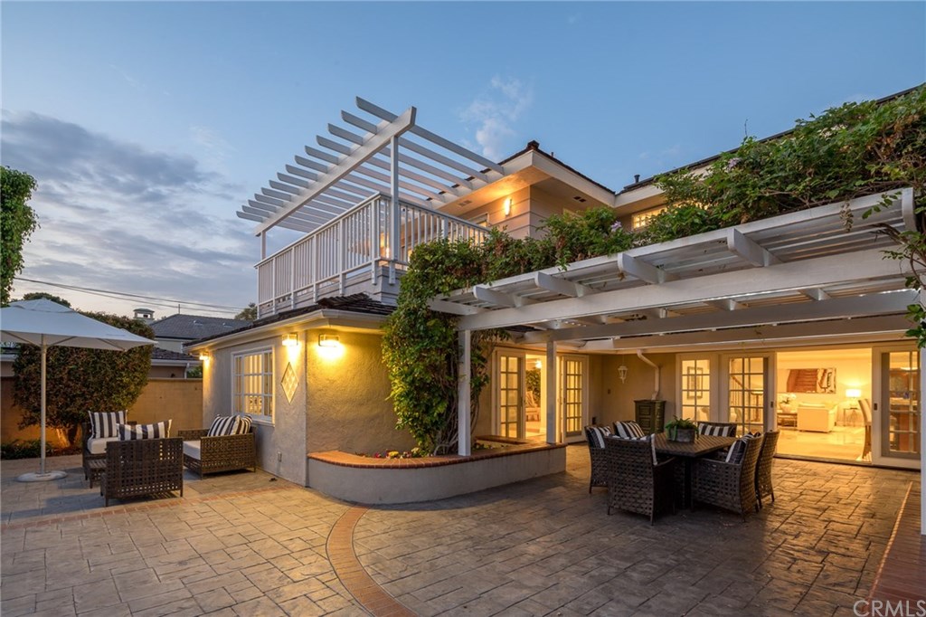 1437 La Perla Avenue Long Beach, CA 90815 - Photo 39 of 43 Enjoy many sunsets outside!