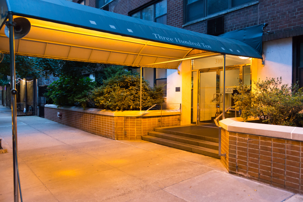 310 E 49th St, Manhattan, NY 10017 - Photo 2 of 3