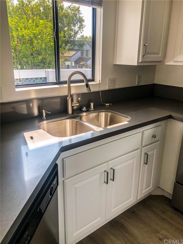 123 Briarglen, Unit 43 Irvine, CA 92614 - Photo 8 of 32 Upgraded kitchen with quartz countertops.