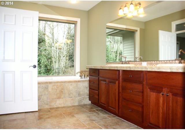 4294 Southeast Augusta Loop Gresham, OR 97080 - Photo 8 of 16 Gallery Image 8
