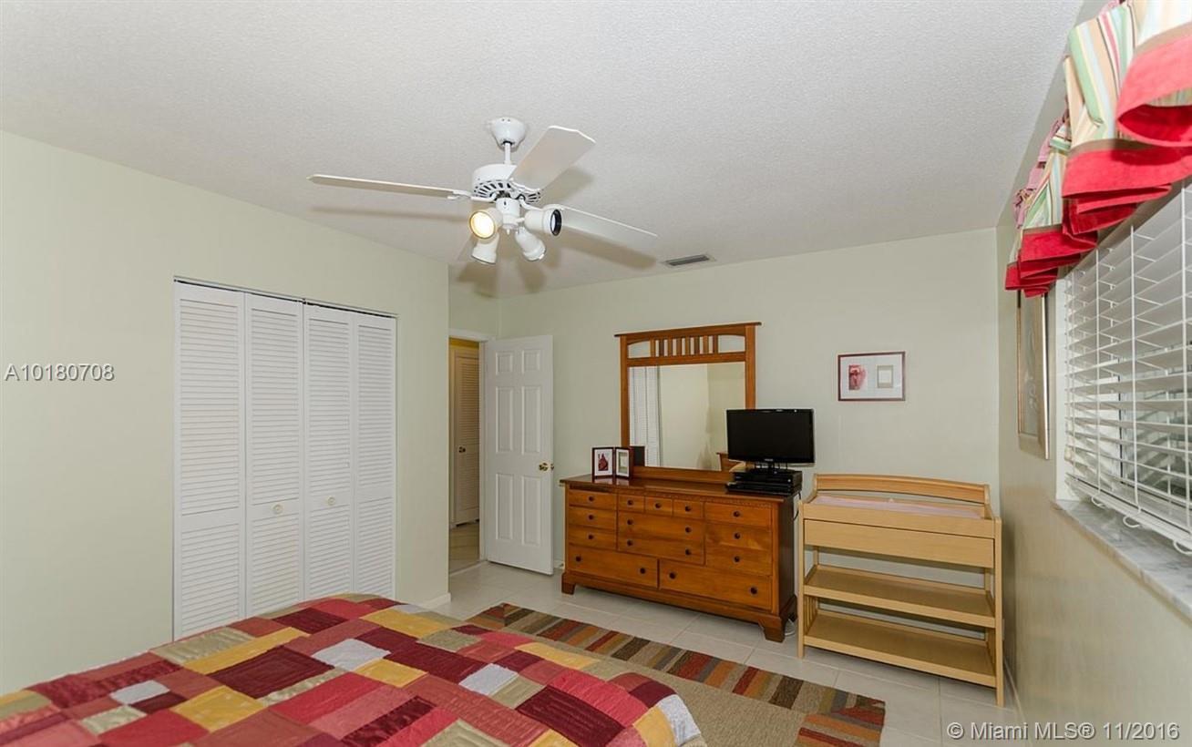 940 Southwest 74th Terrace Plantation, FL 33317 - Photo 15 of 25