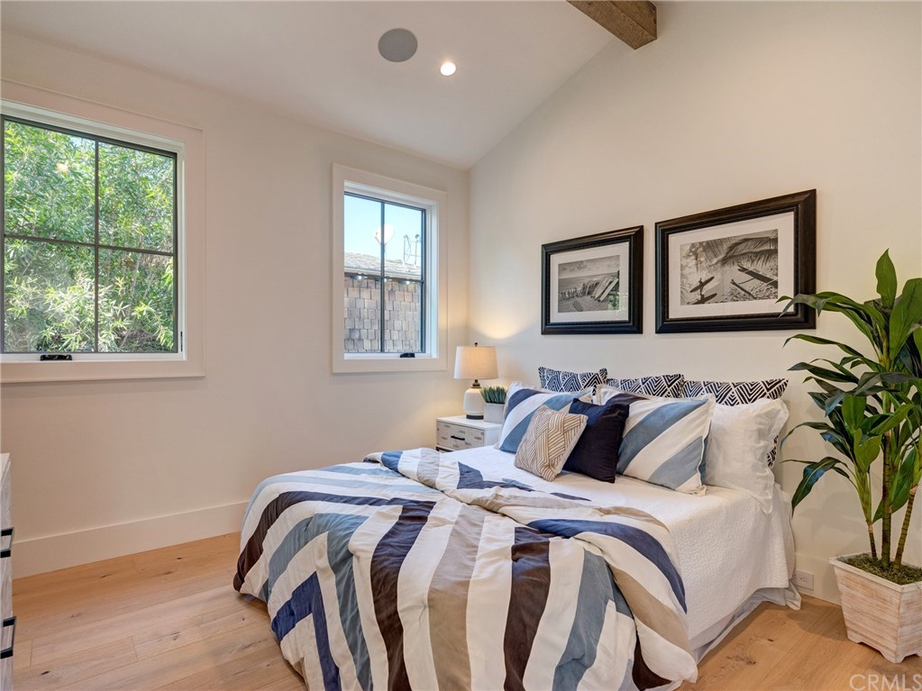 559 31st Street Manhattan Beach, CA 90266 - Photo 39 of 49 Upstairs bedroom suite #4 with Trestlewood reclaimed wood accent beam, en-suite bathroom.