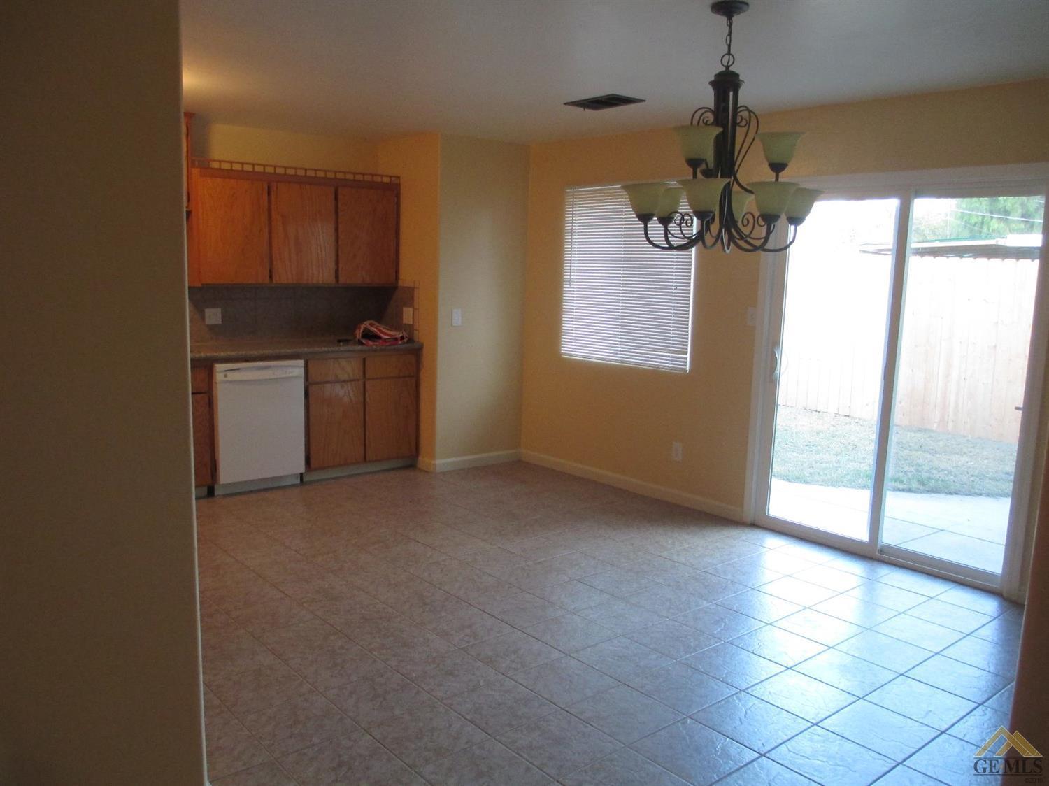 916 Lawson Road Bakersfield, CA 93307 - Photo 11 of 28 Gallery Image 11