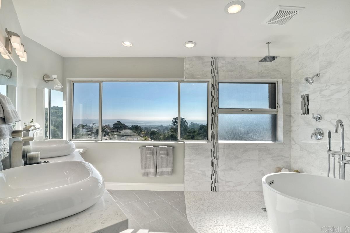5352 Soledad Mountain Road San Diego, CA 92109 - Photo 13 of 25