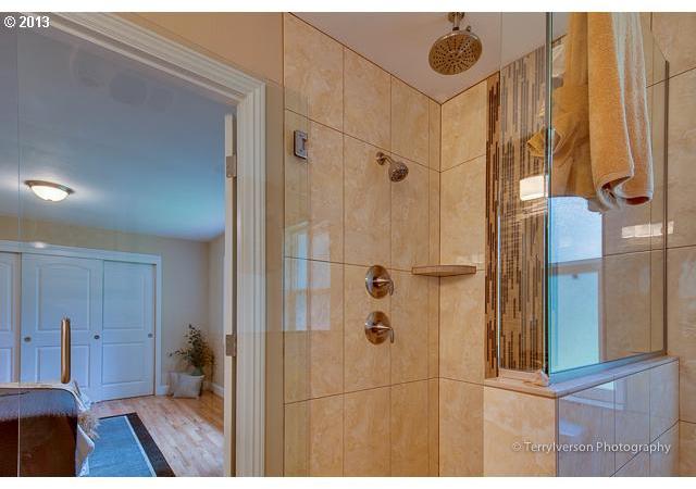 4933 Southwest 18th Place Portland, OR 97239 - Photo 10 of 16