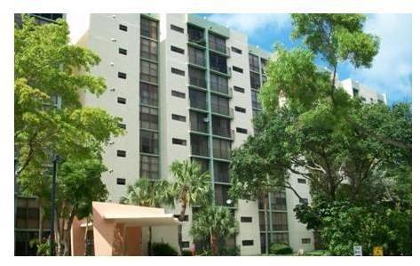 16919 North Bay Road, Unit 815 Miami, FL 33160 - Photo 1 of 10