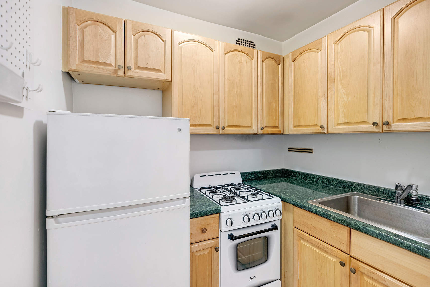 460 East 79th Street, Unit 4D Manhattan, NY 10075 - Photo 7 of 11