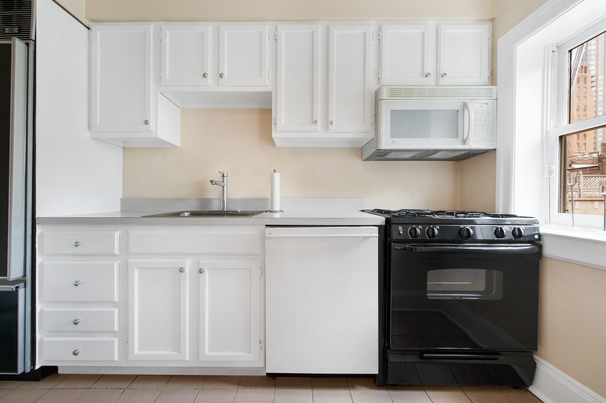 129 East 61st Street, Unit 6 Manhattan, NY 10065 - Photo 3 of 6