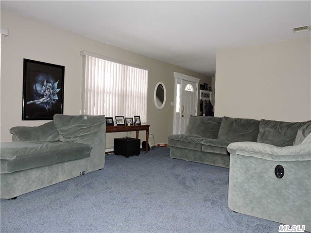 17 Inverness Road Holbrook, NY 11741 - Photo 7 of 19