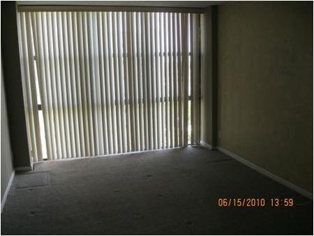 16919 North Bay Road, Unit 815 Miami, FL 33160 - Photo 3 of 10