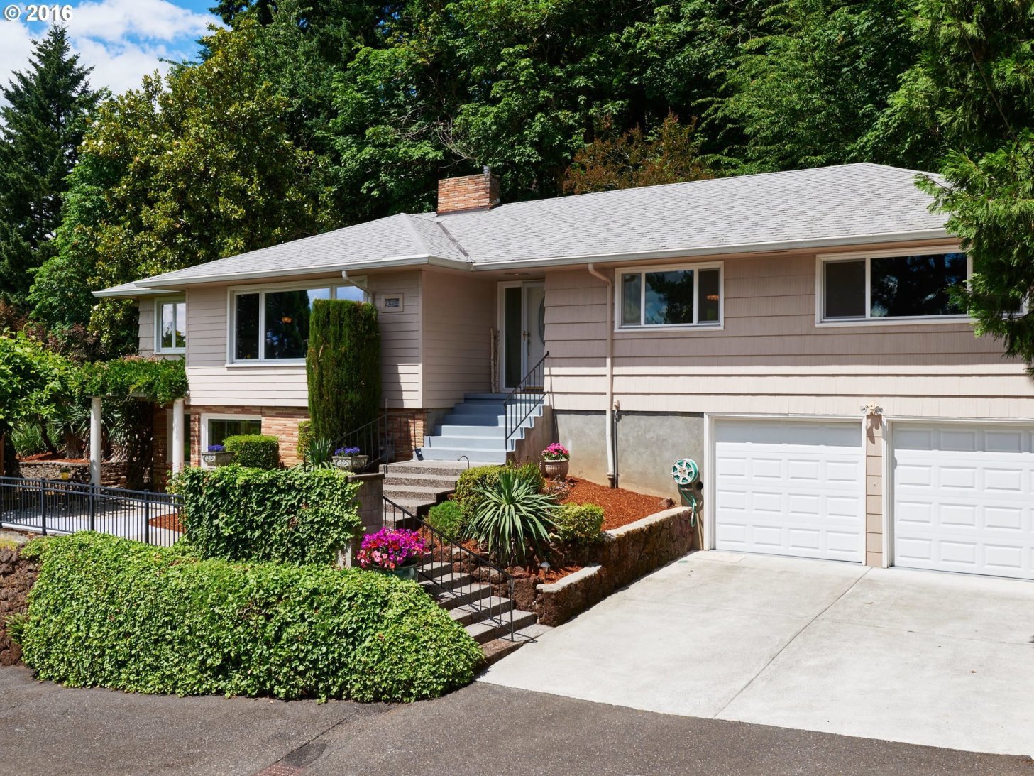 9333 Northeast Sacramento Street Portland, OR 97220 - Photo 3 of 28 Gallery Image 3