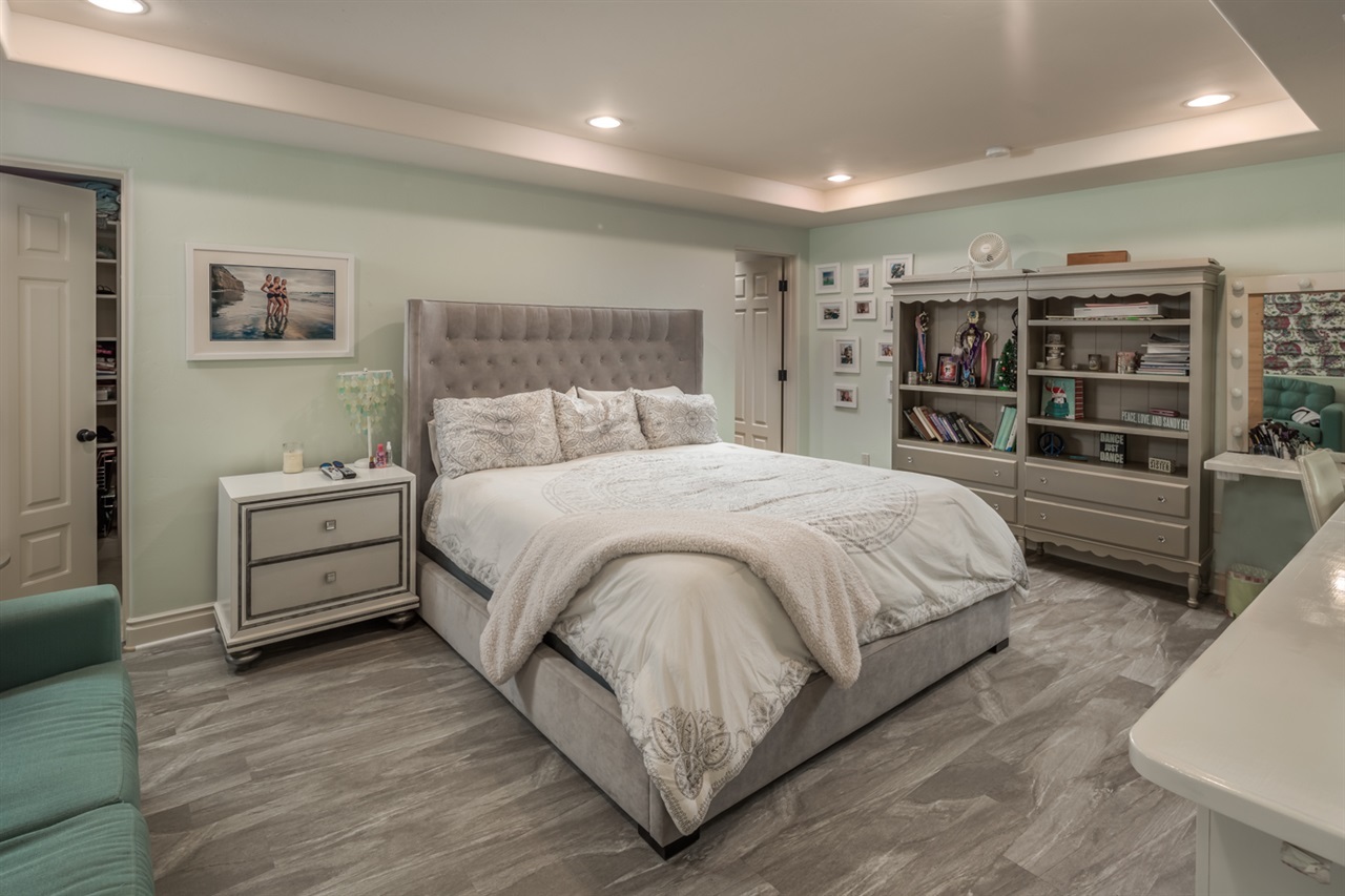 610 Kalamath Drive Del Mar, CA 92014 - Photo 16 of 19 One of the three additional secondary Bedroom Suites. Nice walk in closet, and spa bath.