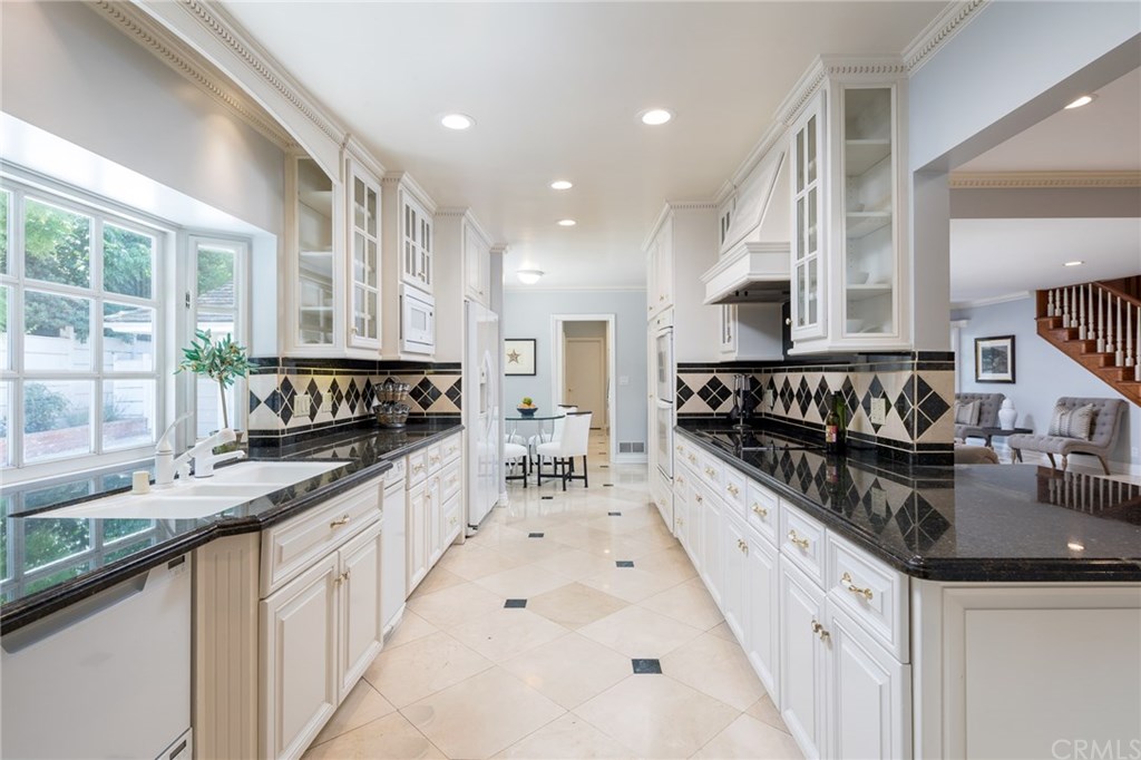 1437 La Perla Avenue Long Beach, CA 90815 - Photo 10 of 43 The exquisite kitchen is open to the main floor grand room.