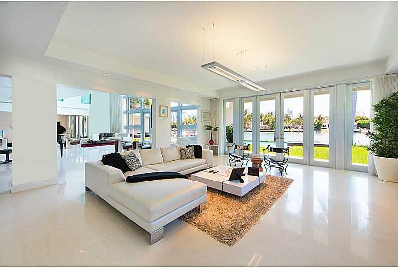 94 Lagorce Circle Miami Beach, FL 33141 - Photo 4 of 28