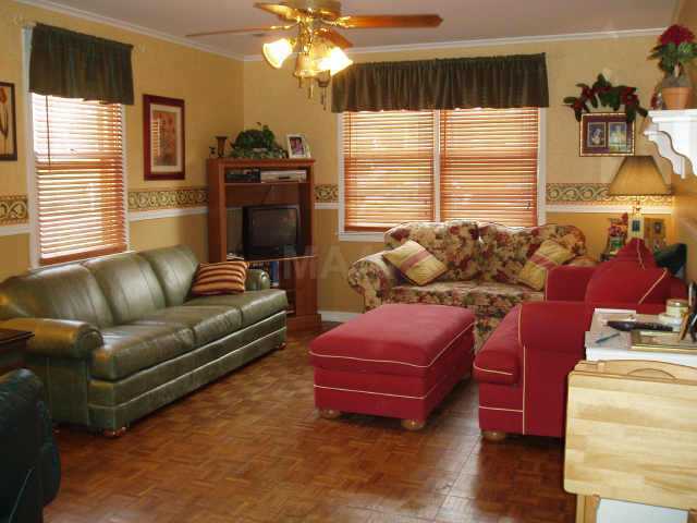 5166 Mason Road Memphis, TN 38117 - Photo 5 of 8 Kitchen overlooks this spacious Great Room