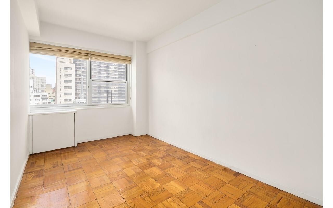 333 East 46th Street, Unit 12A Manhattan, NY 10017 - Photo 3 of 9