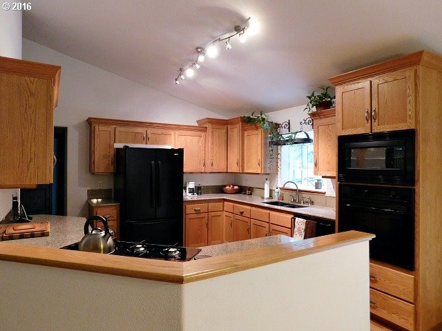 2641 Doerner Road Roseburg, OR 97471 - Photo 6 of 27