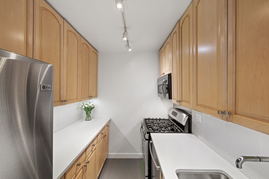 165 West End Avenue, Unit 28J Manhattan, NY 10023 - Photo 7 of 12
