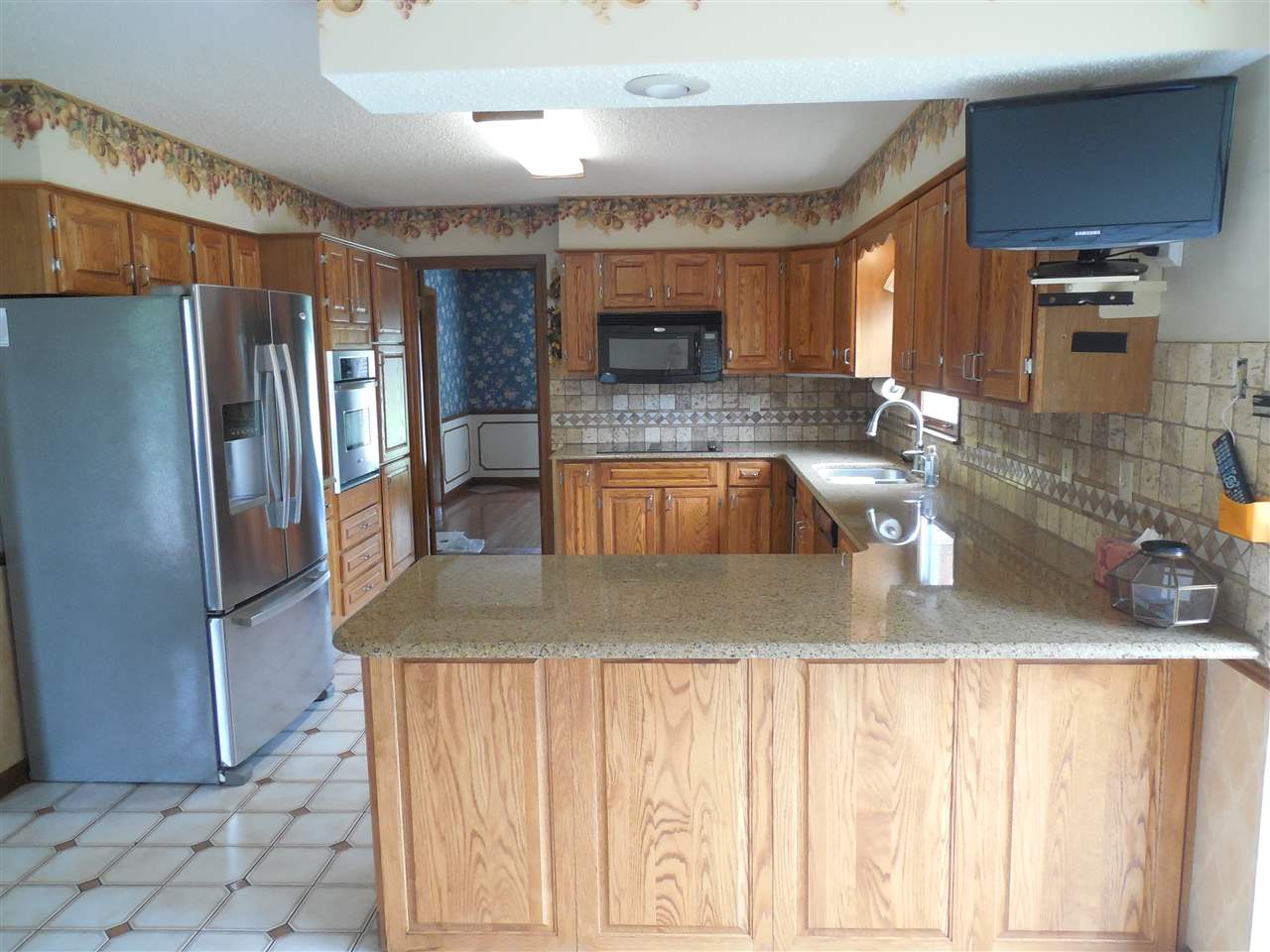 2786 Charles Bryan Road Bartlett, TN 38134 - Photo 4 of 21 Large kitchen has breakfast bar and dining area