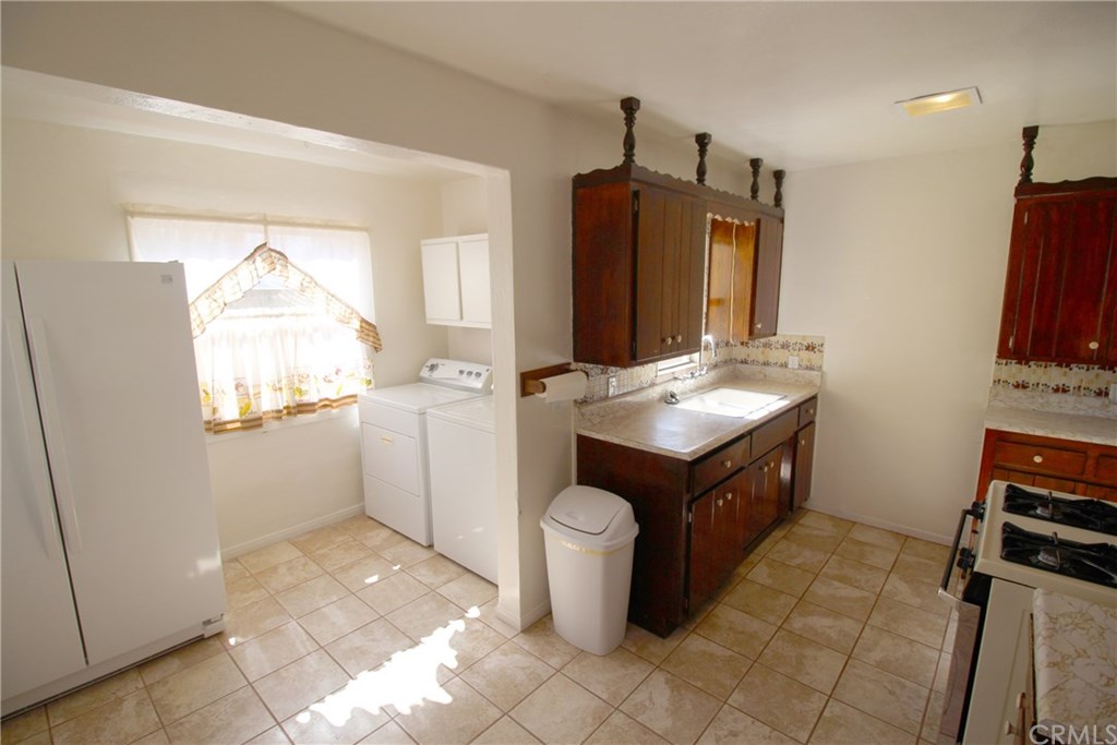 14101 1/2 Anderson Place Paramount, CA 90723 - Photo 7 of 33