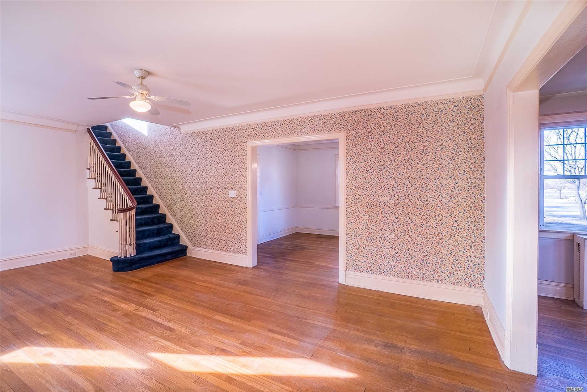 39 Boulevard Queens, NY 11357 - Photo 3 of 20